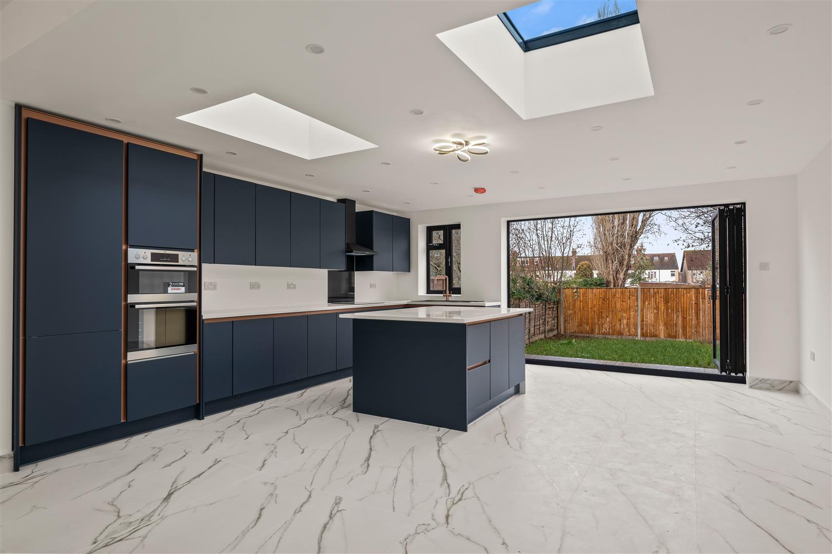 5 bed property in Ashburton Avenue, Croydon